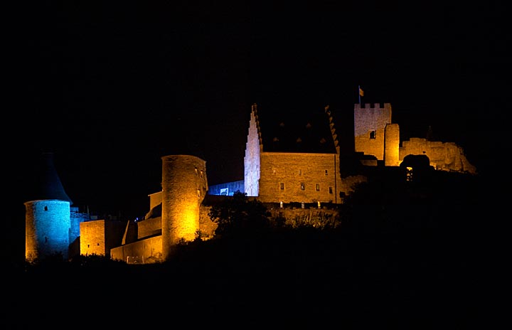 Burg in dunkler Nacht