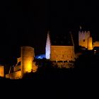 Burg in dunkler Nacht