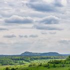 Burg in mitten einer Hügellandschaft