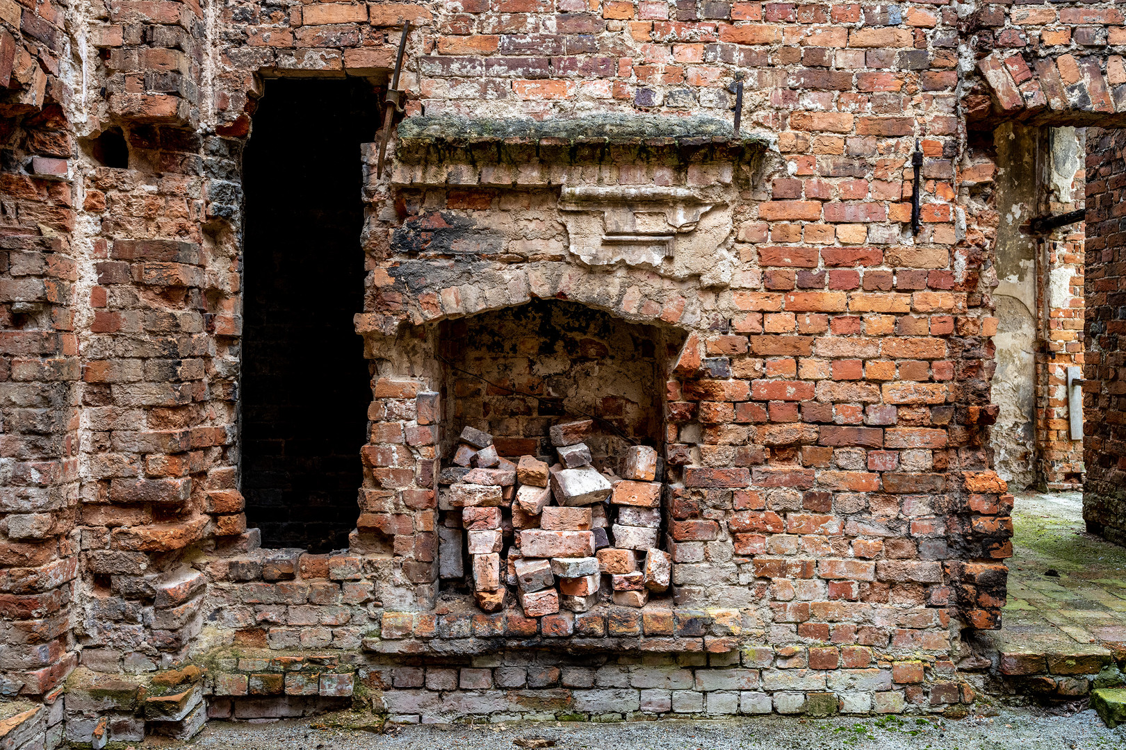 Burg Karolat - Kamin mit Ziegeln