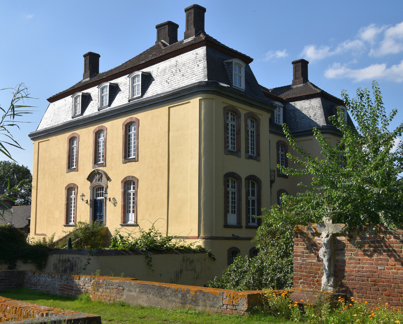 Burg Kleinbüllesheim (bei Euskirchen)