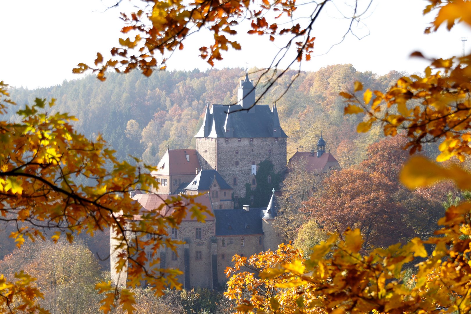 Burg Kriebstein im Licht eines Herbstmorgens