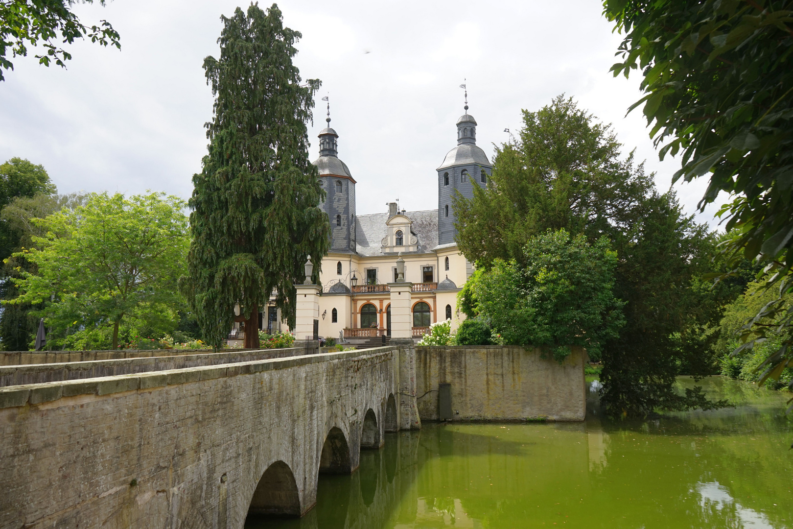 Burg Kriegshoven bei Heimerzheim, Swisttal, Vorderansicht Foto & Bild
