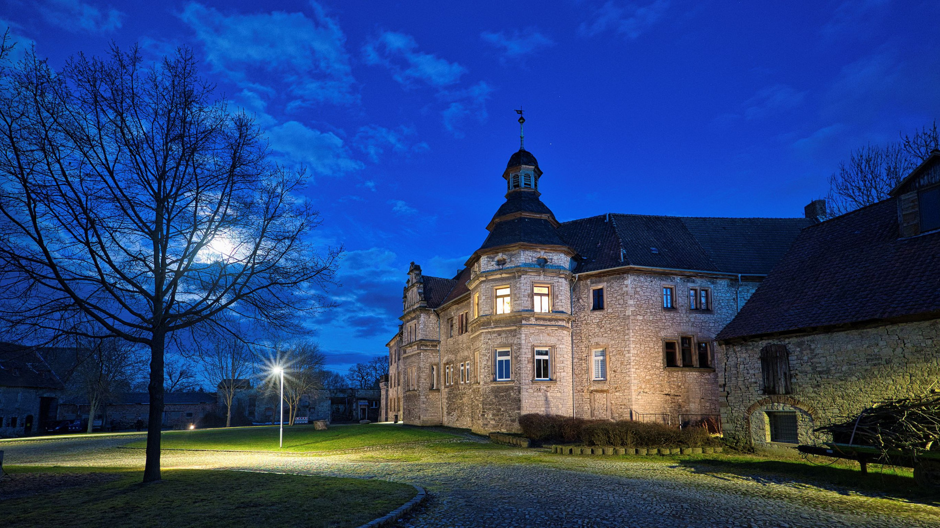Burg Krottorf bei Vollmond zur blauen Stunde