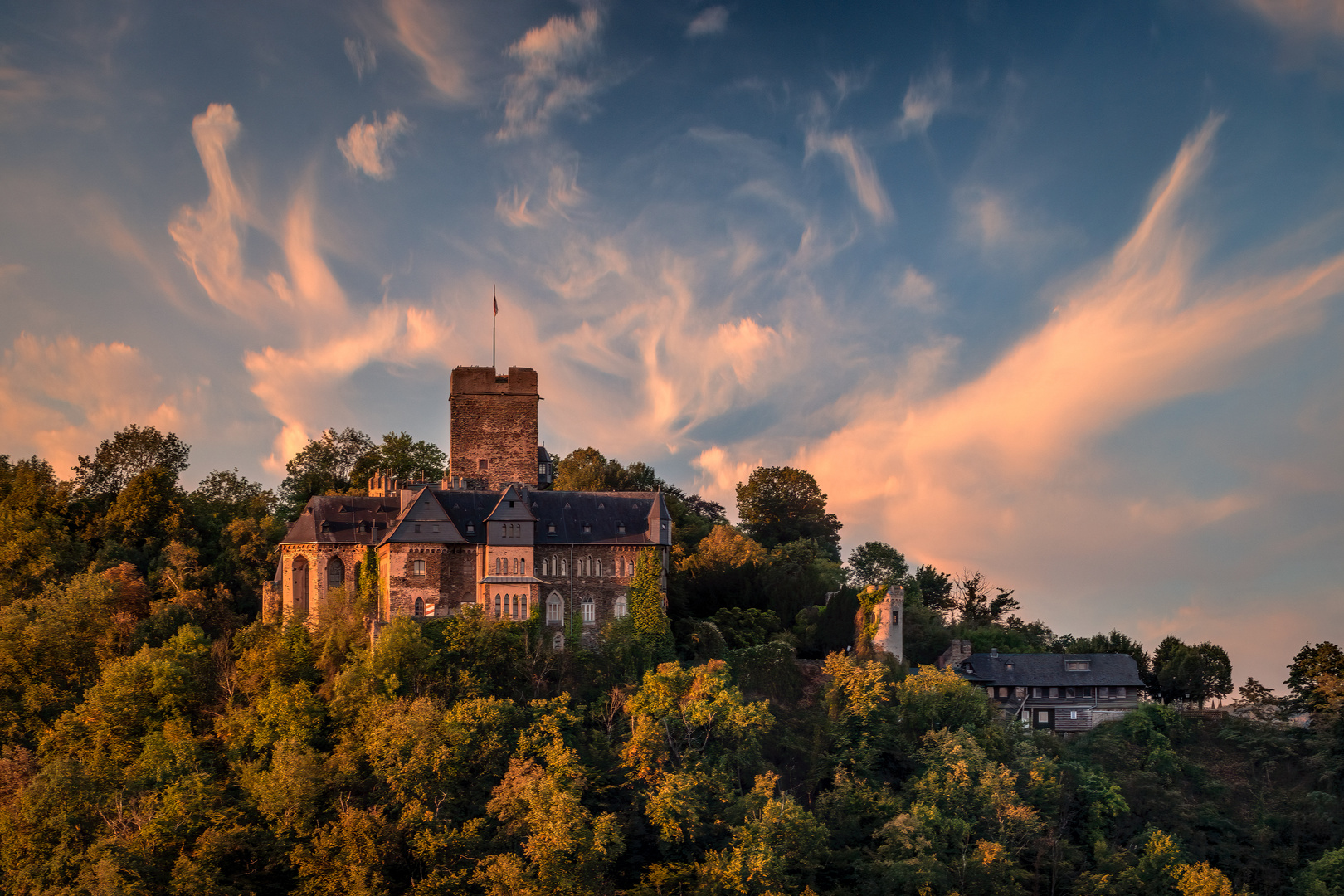 Burg Lahneck im ersten Sonnenlicht.