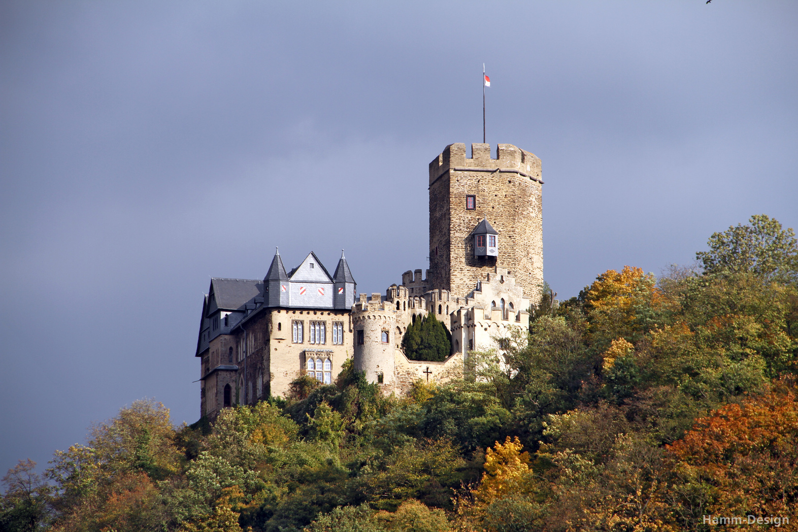 Burg Lahneck im Herbstlicht