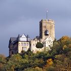 Burg Lahneck im Herbstlicht