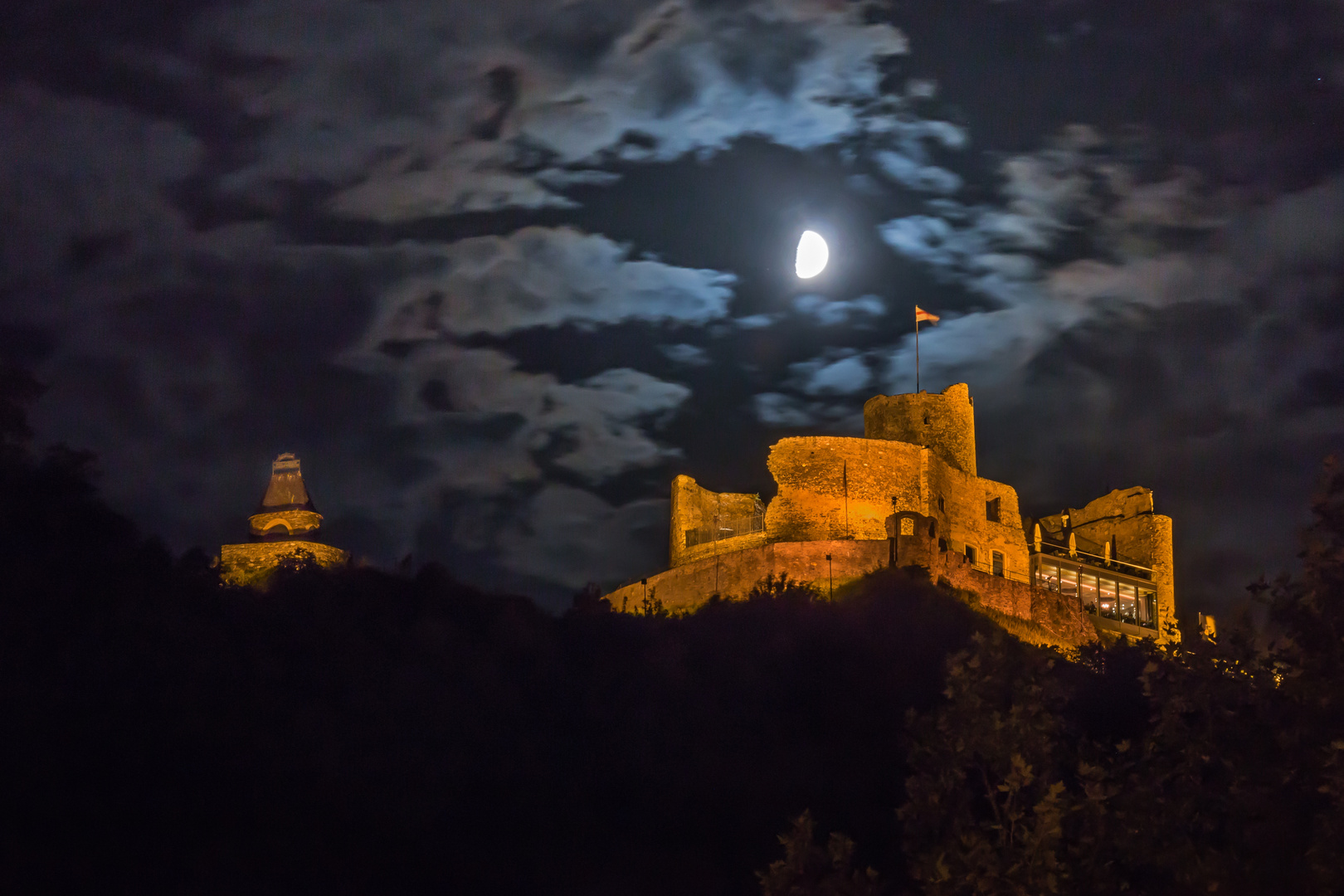 Burg Landshut im Mondesschein