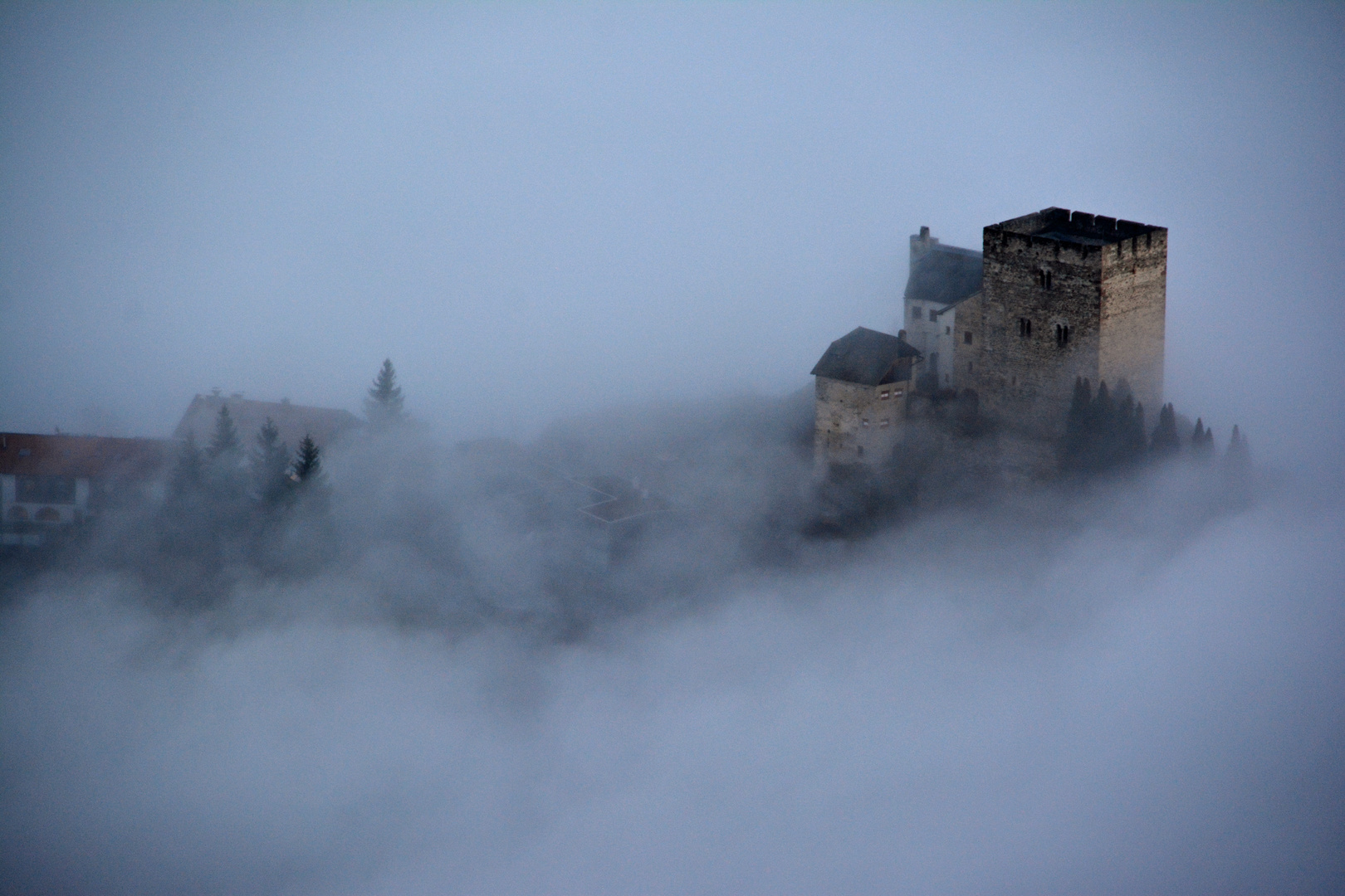 Burg Laudegg im Nebel