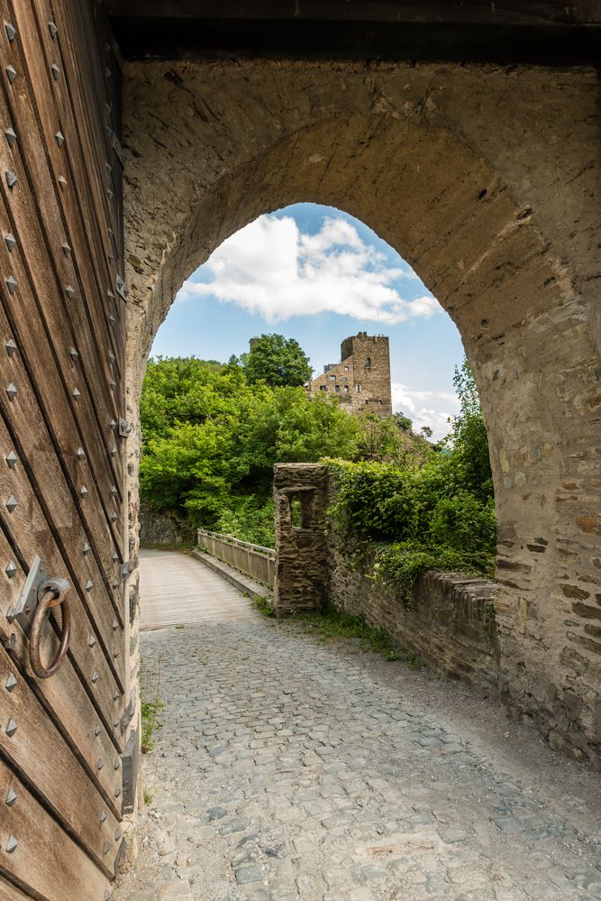 Burg Liebenstein durch Burgtor Sterrenberg