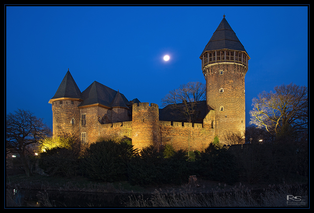 Burg Linn bei Vollmond