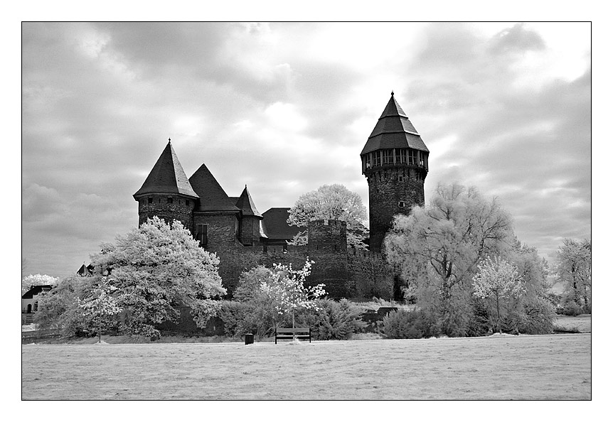 Burg Linn im Gegenlicht