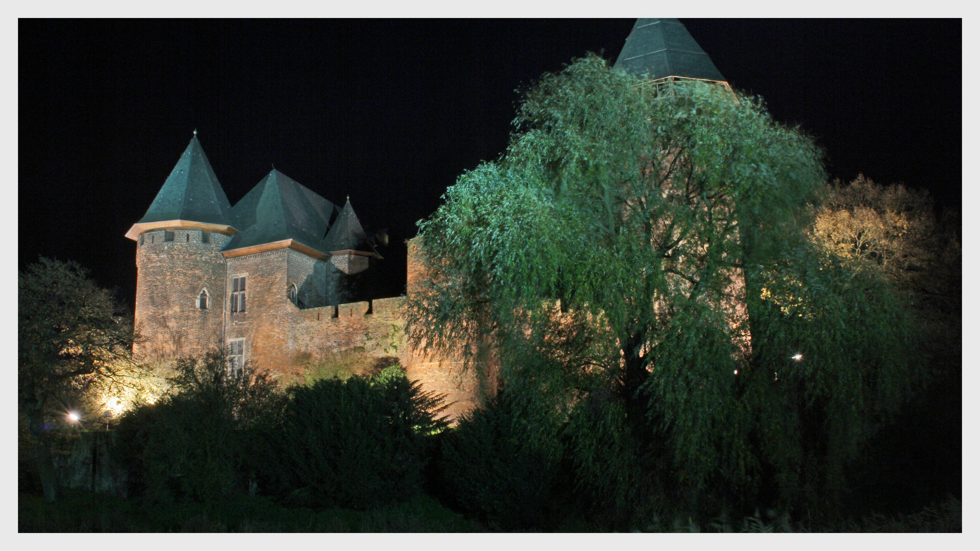 Burg Linn in Krefeld bei Nacht