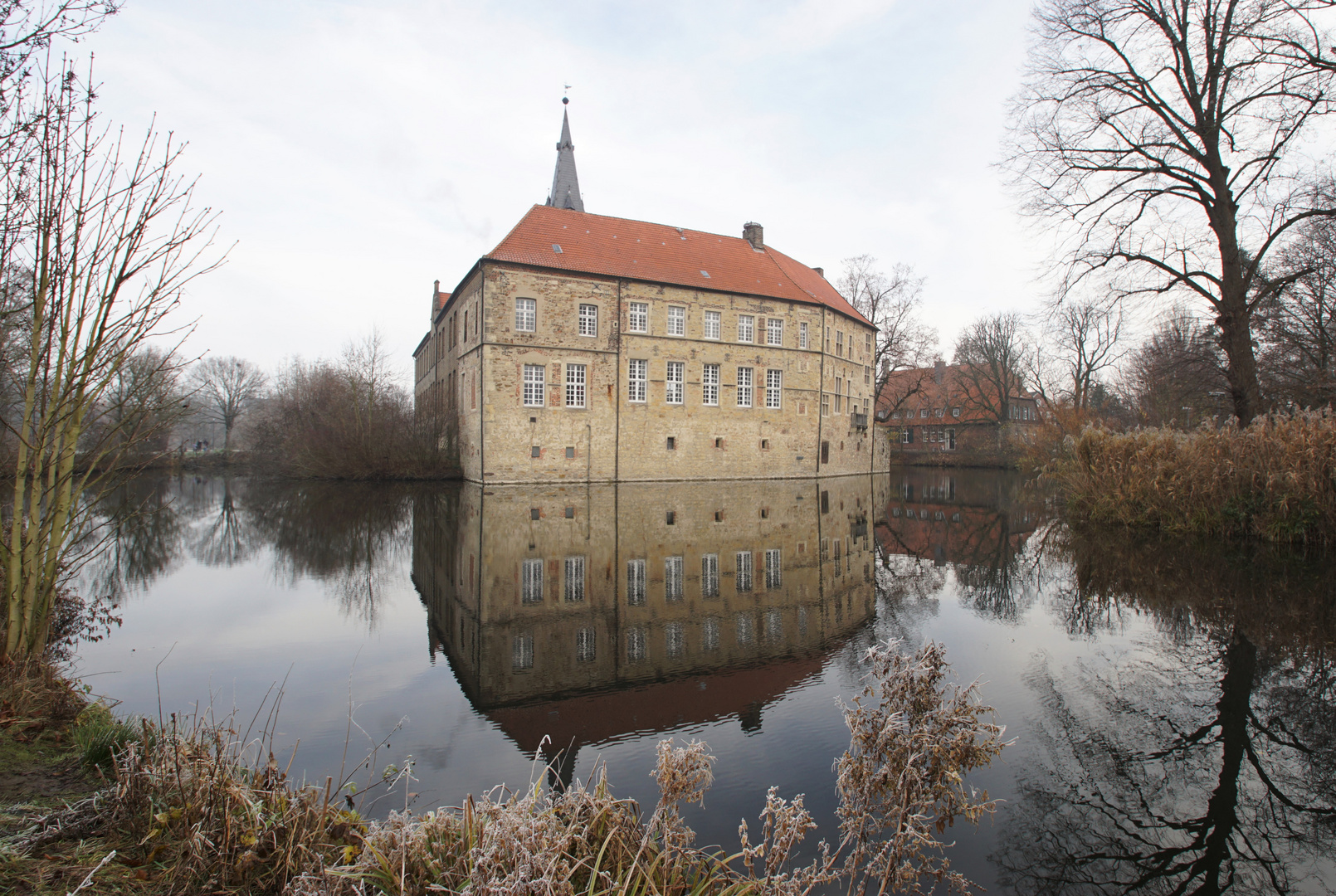 Burg Lüdinghausen gespiegelt.
