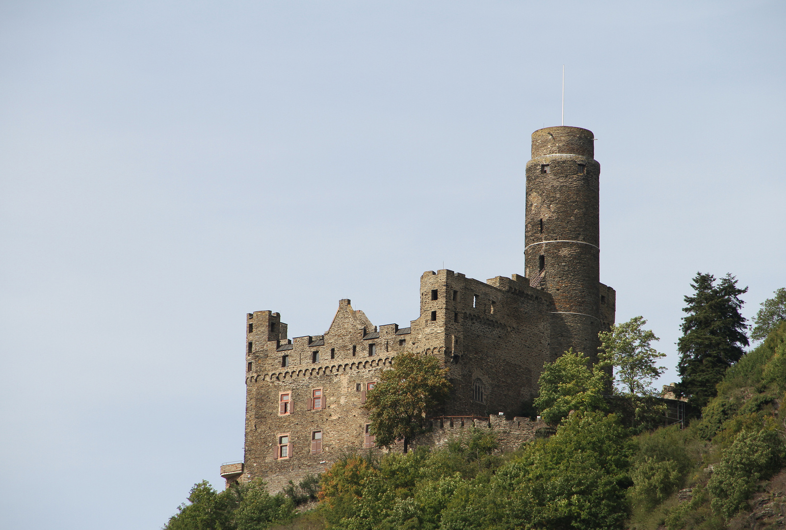 Burg Maus am Rhein vom Schiff aus