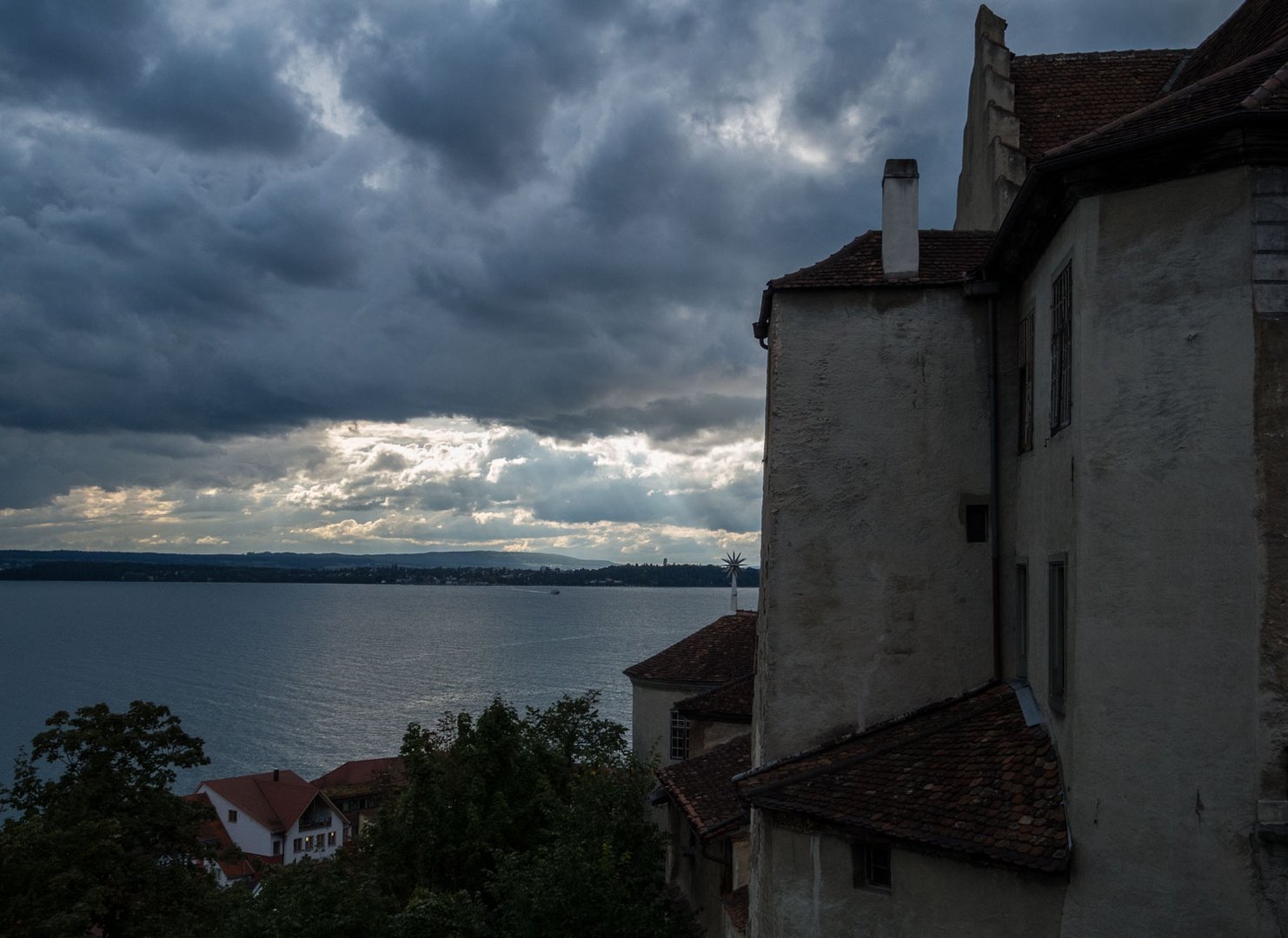 Burg Meersburg mit Blick auf den Bodensee