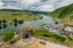 Burg Metternich - Vorburg und Mosel