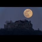 Burg mit Supermond