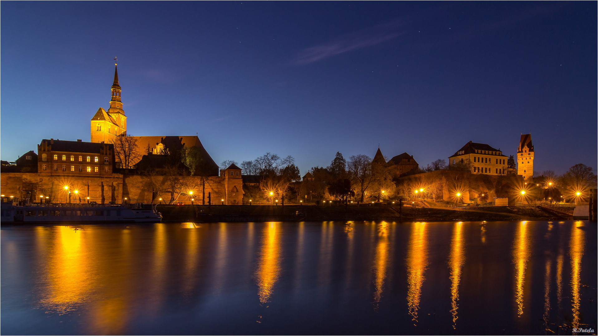 Burg mit Wasser und LZB Foto & Bild nachtaufnahme, privat, blaue