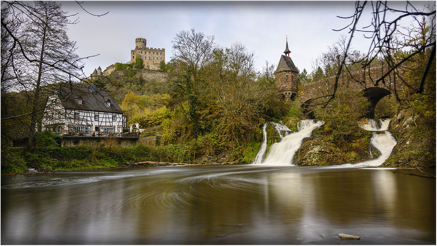 Burg, Mühle und Wasserfall Pyrmont in der Eifel
