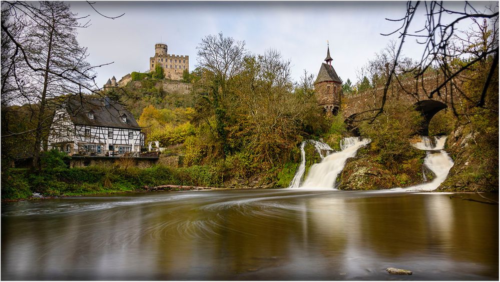 Burg, Mühle und Wasserfall Pyrmont in der Eifel