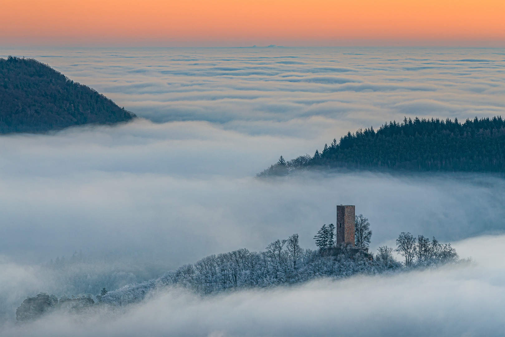 Burg Münz im Wolkenmeer bei Sonnenaufgang