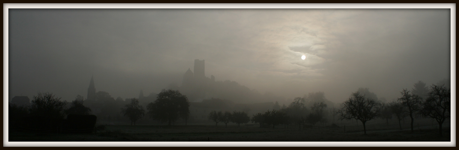 Burg Münzenberg im Morgennebel