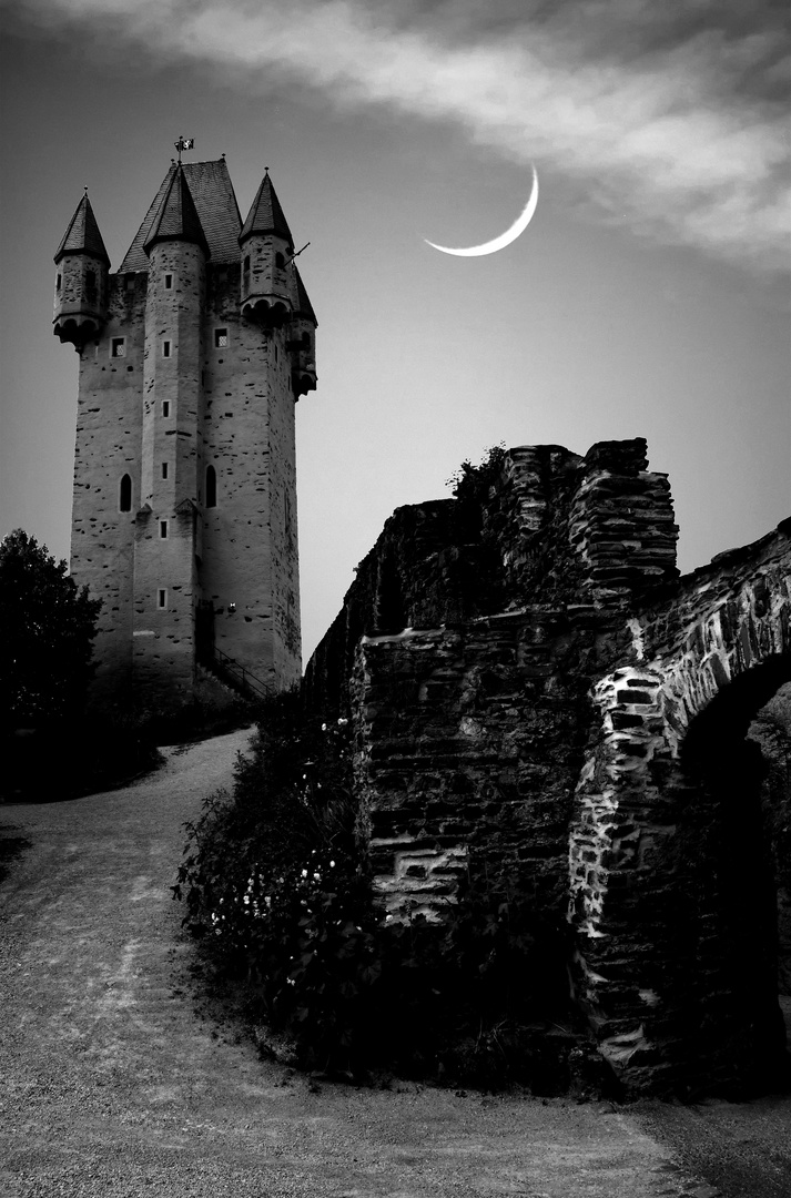 Burg Nassau bei Neumond