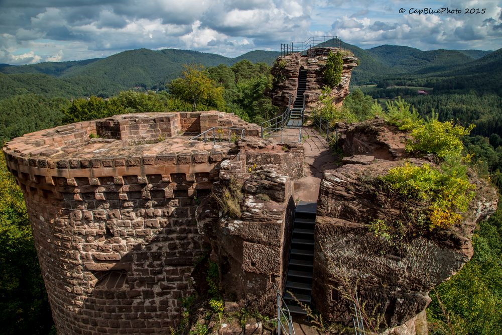 Burg Neudahn Grafendahn Tanstein mit mächtigem Mauerwerk