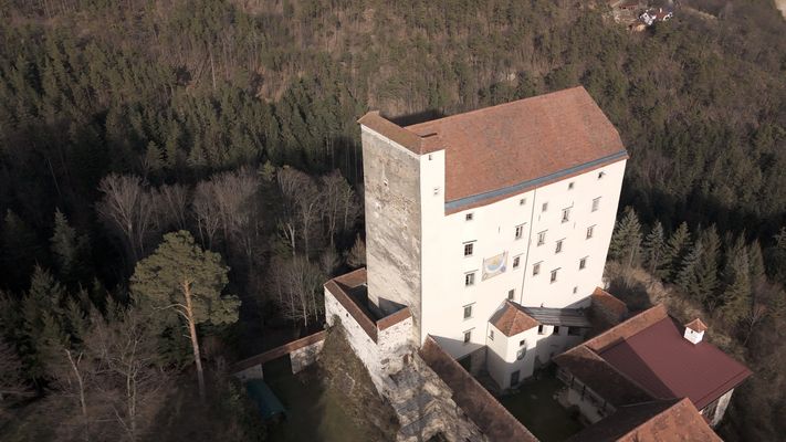 Burg Neuhaus mit Schutzschild-Wand gegen Brandpfeile.
