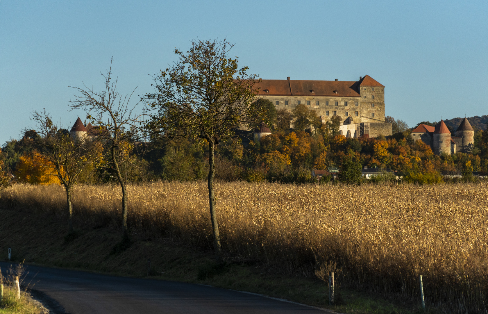 BURG NEULENGBACH IN DER HERBSTLICHEN ABENDSONNE