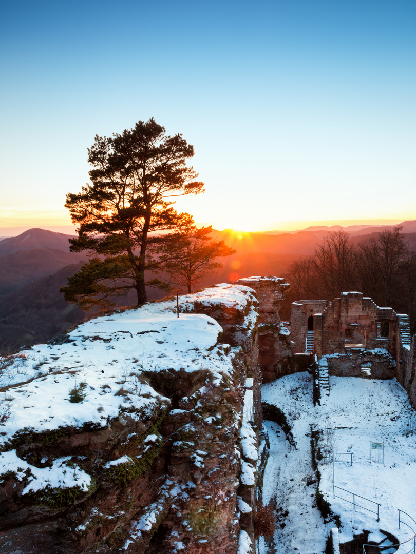 Burg Neuscharfeneck im Sonnenuntergang