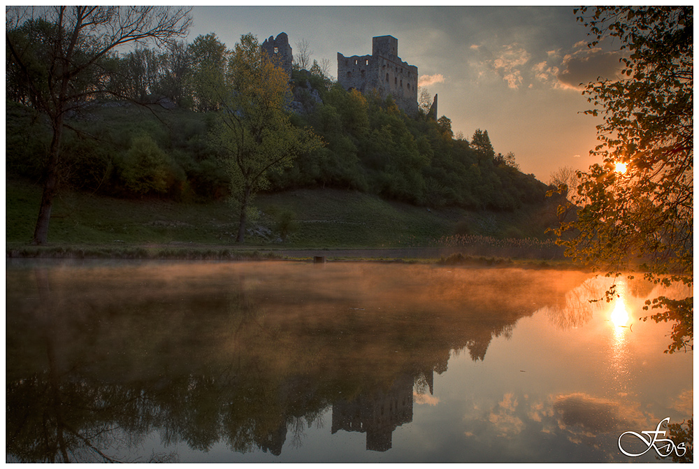 Burg Niederhaus erstrahlt im Morgenrot