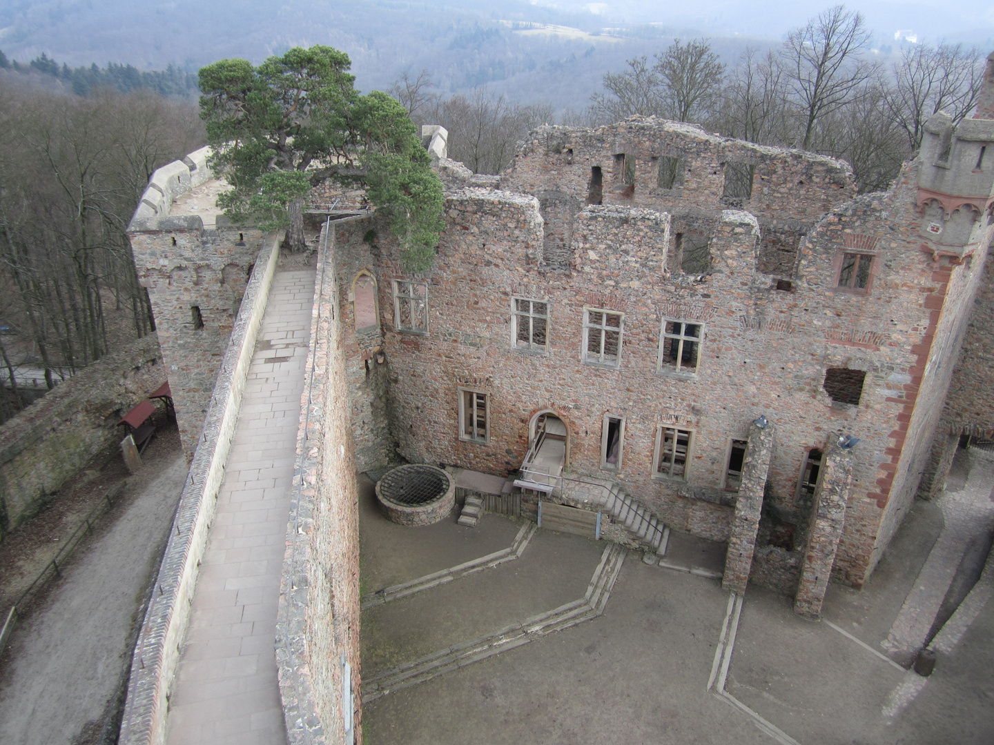 Burg oberhalb Bensheim