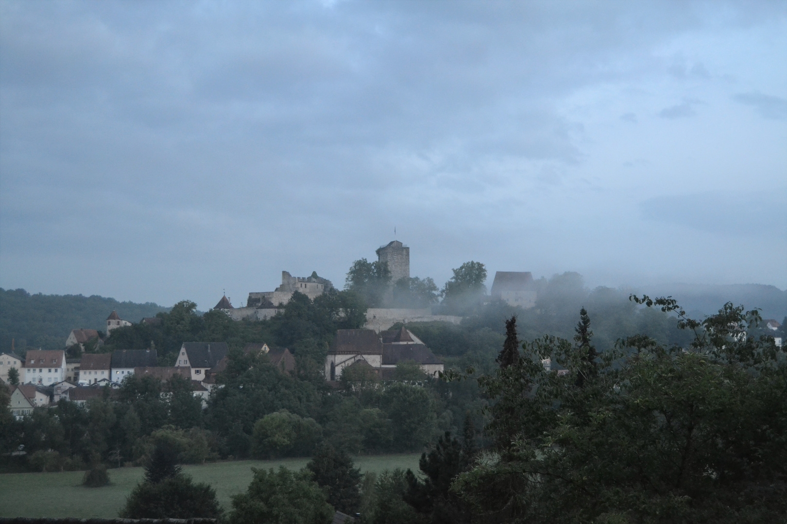 Burg Pappenheim im Nebel