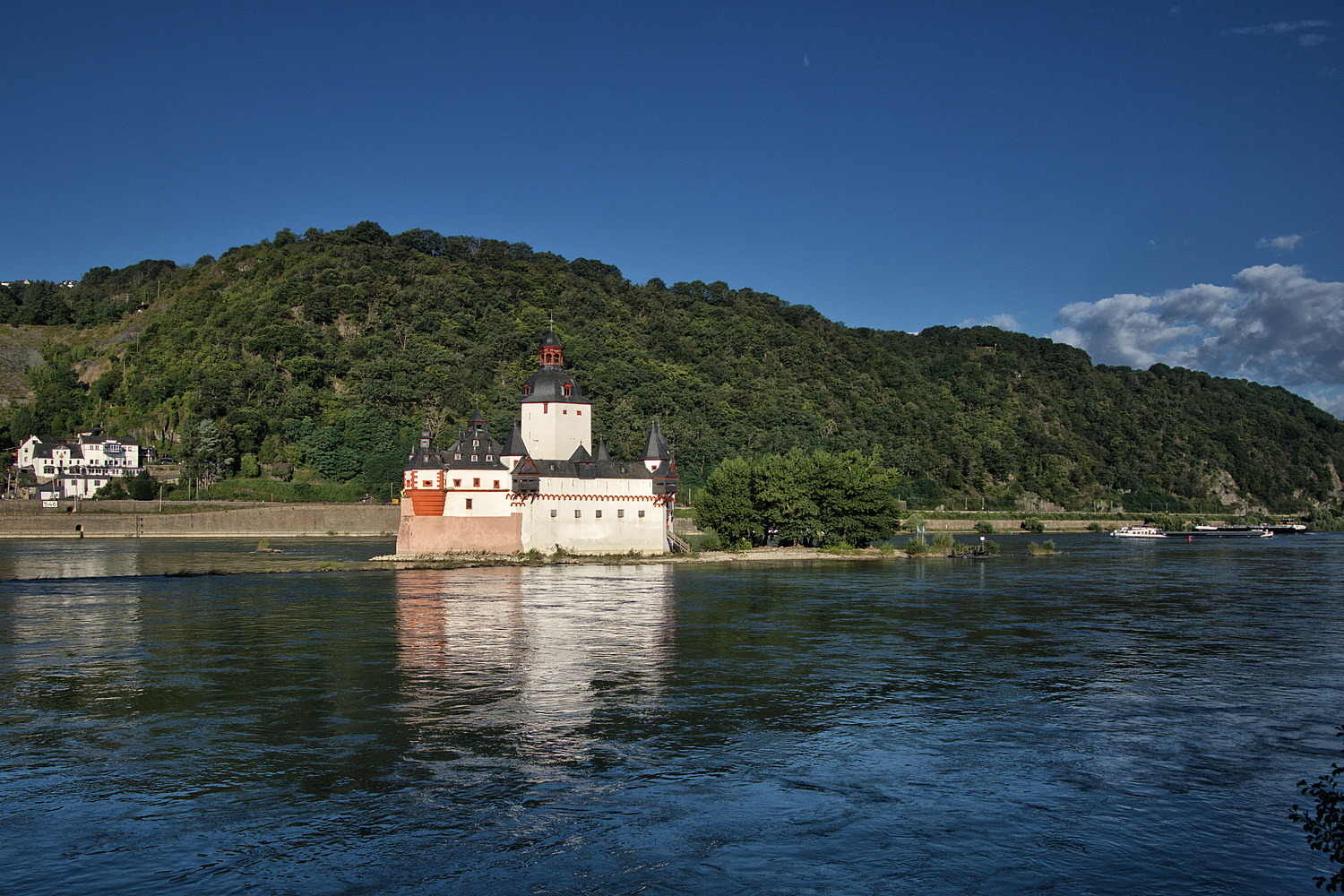 Burg Pfalzgrafenstein gespiegelt im Rhein