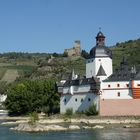 Burg Pfalzgrafenstein mit leichter Spiegelung im Rhein