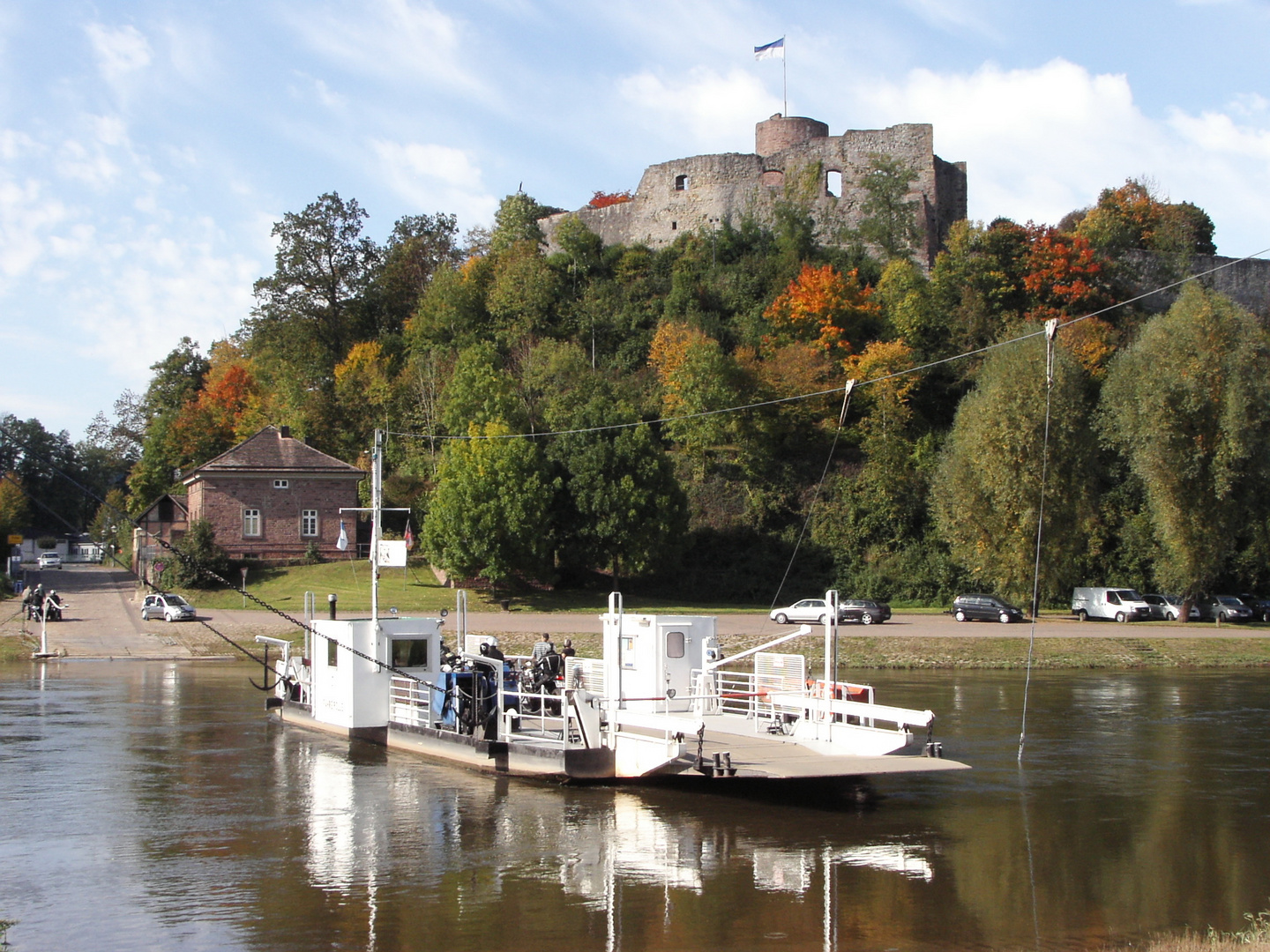 Burg Polle Weser mit Gierseilfähre