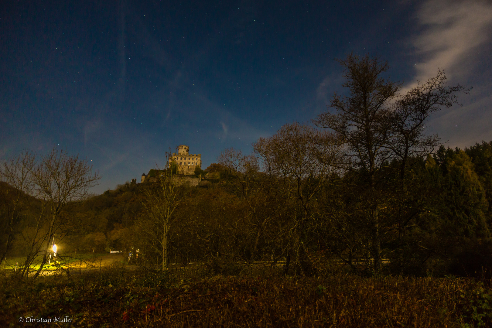 Burg Pyrmont in einer Vollmondnacht im Herbst