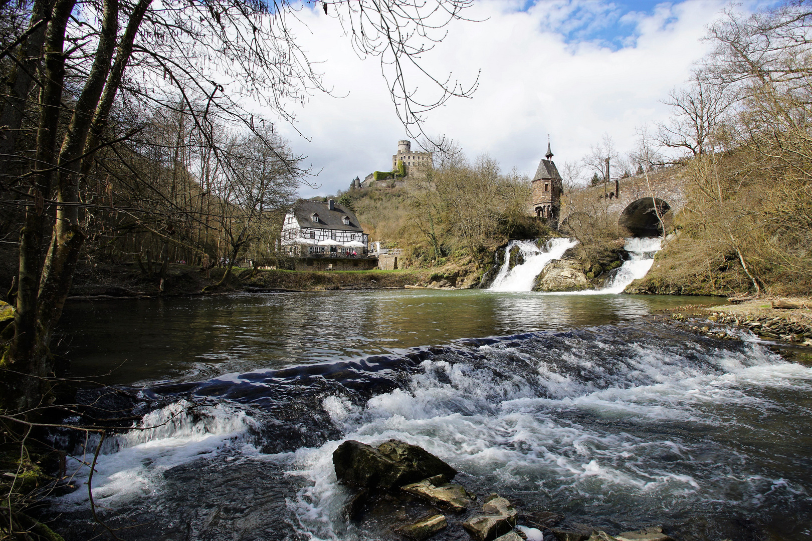 Burg Pyrmont, mit Mühle und Wasserfall