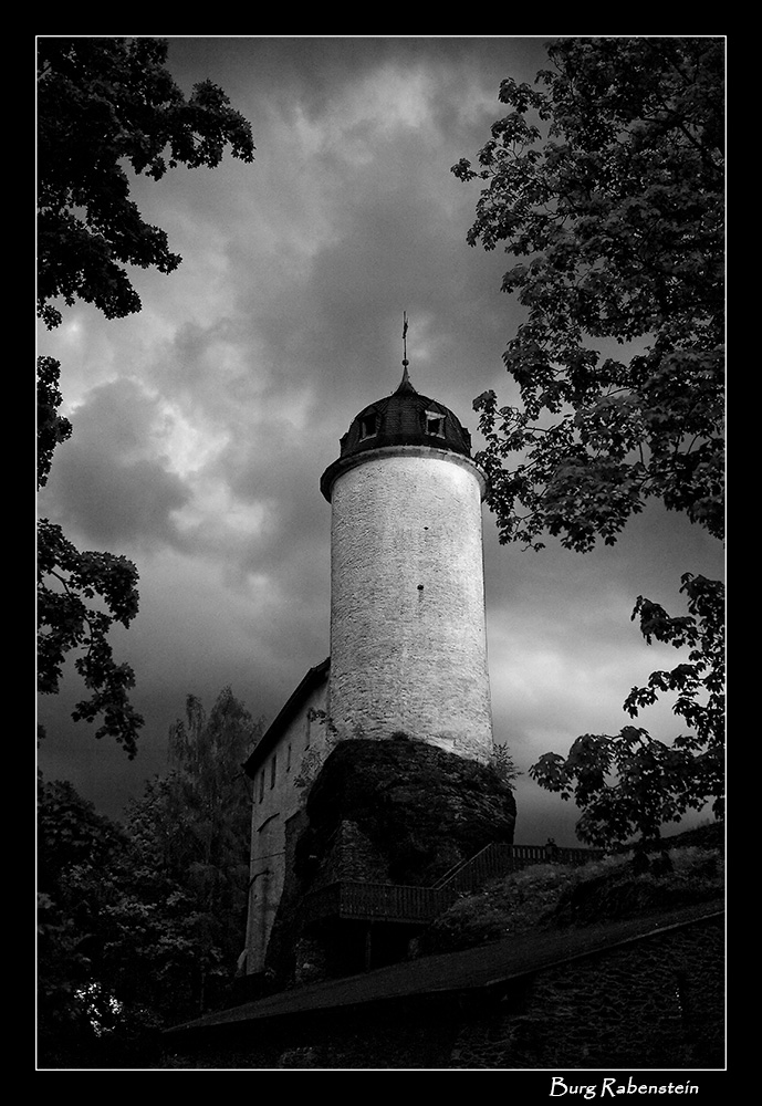 Burg Rabenstein bei einem abendlichen Gewitter