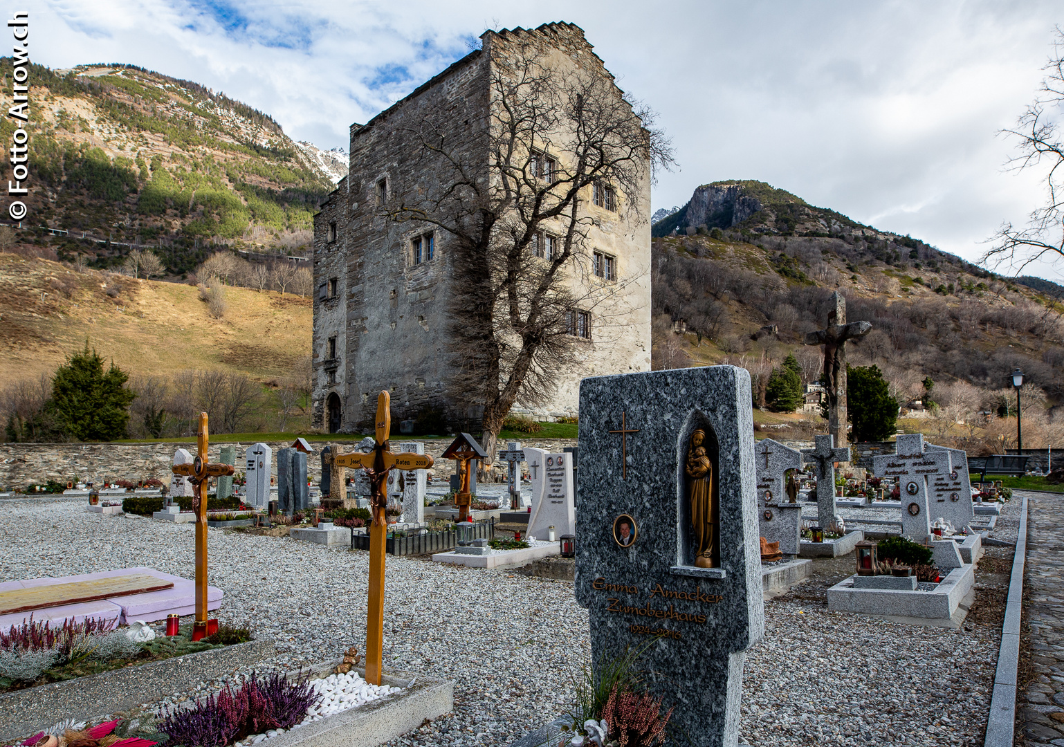 Burg Raron mit Friedhof