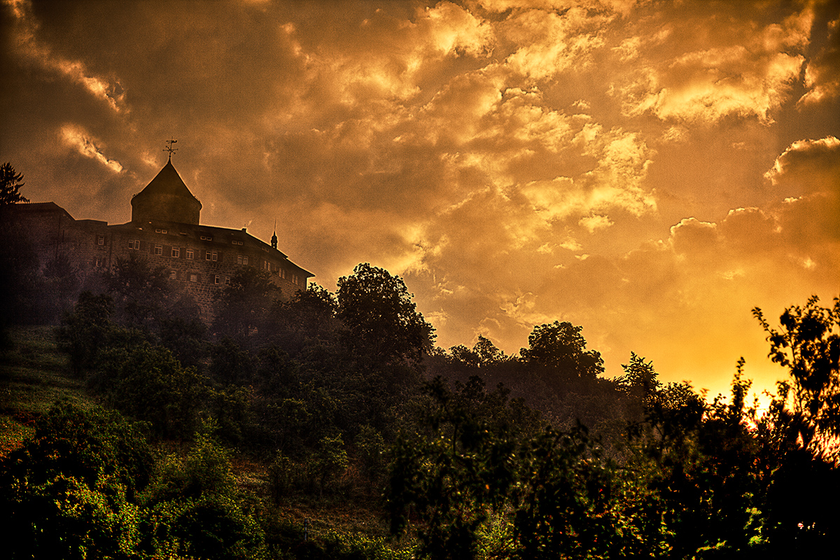 Burg Reichenberg bei Nebel am Morgen...