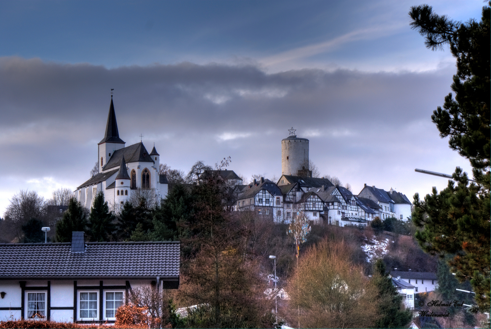 Burg Reifferscheid bei Hellenthal mit Ortskern