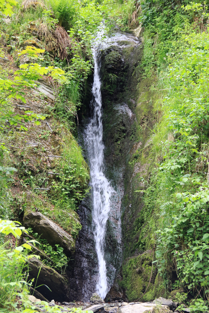 Burg Reinhardsteins kleiner Wasserfall.