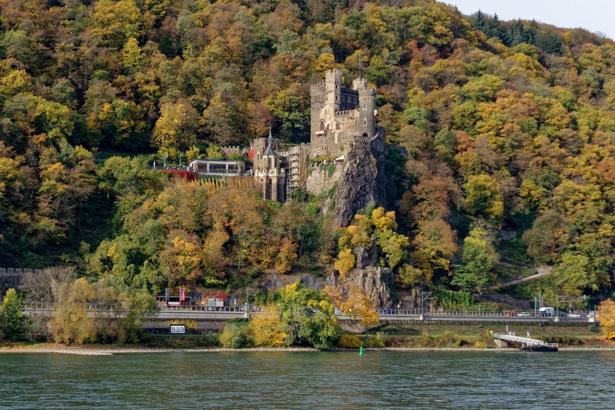 Burg Rheinstein im Herbst