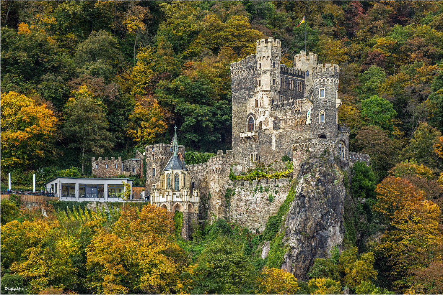 Burg Rheinstein im herbstlichen Gewand