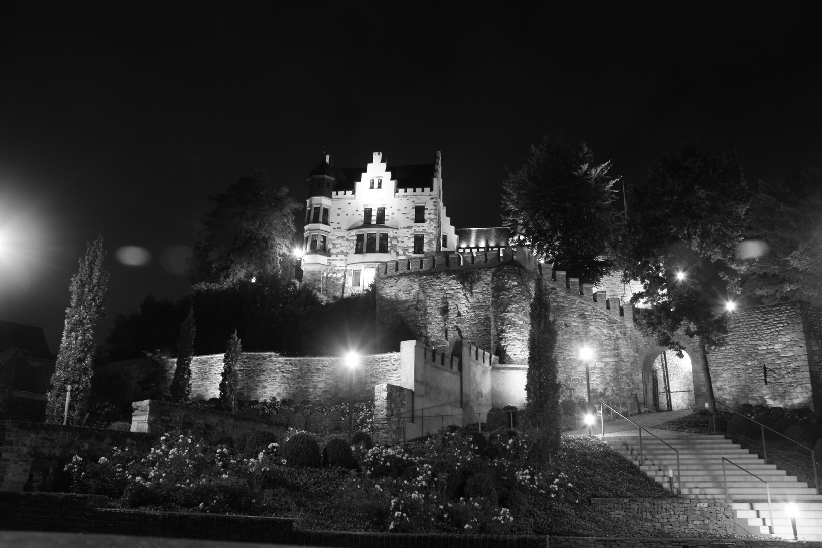 Burg Rode in Herzogenrath von der Nacht umarmt