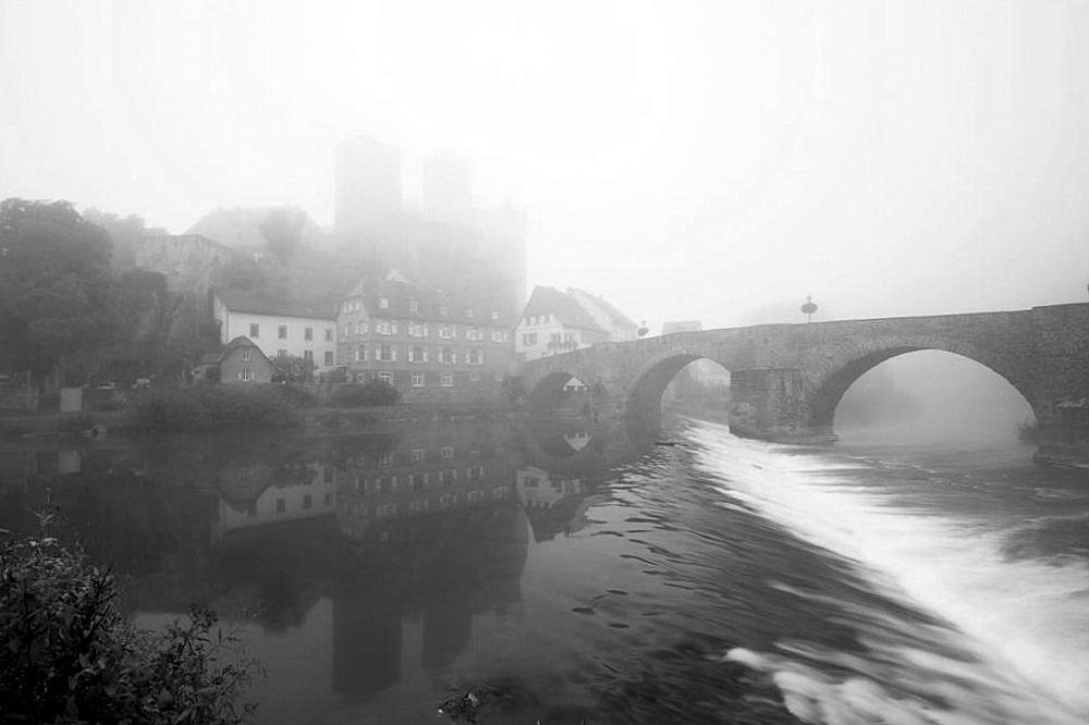 Burg Runkel an der Lahn bei Nebel in sw