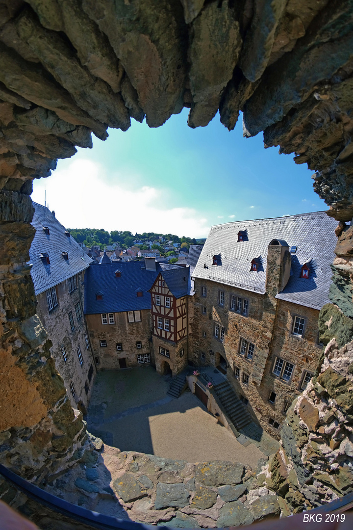 Burg Runkel in einer Fisheye-Optik